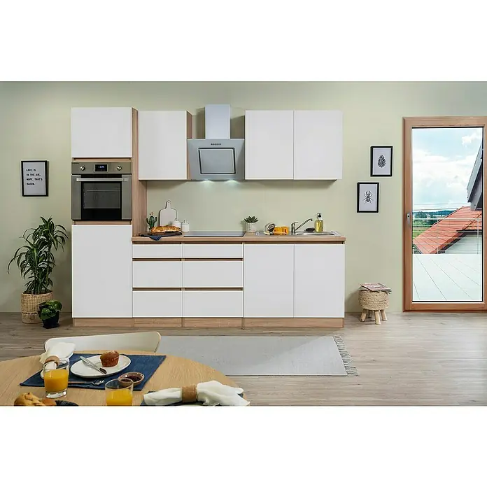 Respekta Premium Küchenzeile Lorena - Breite: 270 cm, Weiß, Mit Elektrogeräten, Matt - Helle Küche mit weißen Schränken und Holzarbeitsplatte, ergänzt durch einen Esstisch mit Frühstücksgedecken. Die Küche wirkt einladend und modern.
