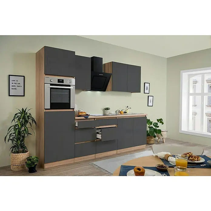Respekta Premium Küchenzeile Lorena - Breite: 270 cm, Grau, Hochglänzend, Dekor Arbeitsplatte: Holzoptik, Mit Elektrogeräten - Helles Kücheninterieur mit modernen grauen Schränken und Geräten aus Edelstahl, ergänzt durch Holzakzente und natürliches Licht.