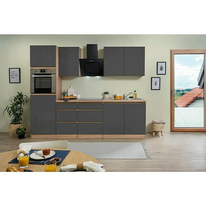 Respekta Premium Küchenzeile Lorena - Breite: 270 cm, Grau, Hochglänzend, Dekor Arbeitsplatte: Holzoptik, Mit Elektrogeräten - Moderne Küche mit grauen Schränken, Holzelementen und einer Essecke mit Getränken. Helle Farben und natürliche Materialien schaffen eine freundliche Atmosphäre.