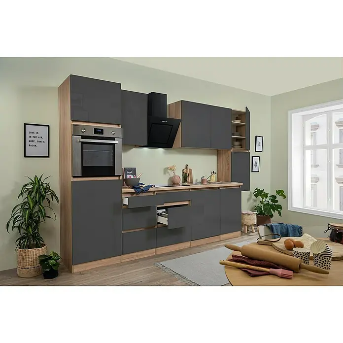 Respekta Premium Küchenzeile Lorena - Breite: 330 cm, Grau, Hochglänzend, Dekor Arbeitsplatte: Holzoptik, Mit Elektrogeräten - Eine moderne Küche mit grauen Schränken und Holzdetails, die eine elegante und funktionale Atmosphäre schafft.\n