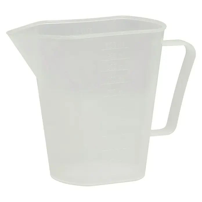 Messbecher - 1 l - Nahaufnahme eines durchscheinenden Messbechers aus Kunststoff mit einem Griff und Milliliter-Markierungen zur präzisen Messung von Flüssigkeiten.