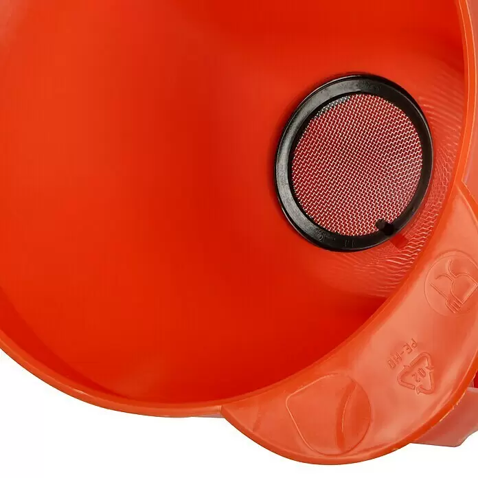 Trichter - Durchmesser: 160 mm, Seitlich angebrachter Griff - Orangefarbener Kunststofftrichter mit integriertem schwarzem Metallsieb zum Filtern von Flüssigkeiten.
