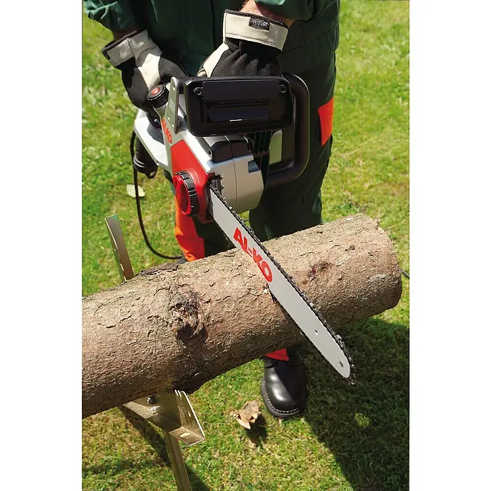 AL-KO Elektro-Kettensäge EKS 2400-40 - 2.400 W, Schwertlänge: 40 cm - Die AL-KO Elektro-Kettensäge schneidet einen Baumstamm mit Präzision und Kraft. Ideal für Gartenarbeiten und Brennholzzuschnitt.