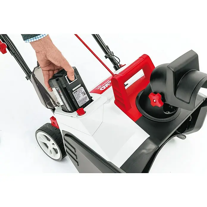AL-KO 36V Akku-Schneefräse ST4048 - 40 V, 1 Akku, Arbeitsbreite: 48 cm - Eine Person setzt einen AL-KO Energy Flex Akku in eine AL-KO Schneefräse.