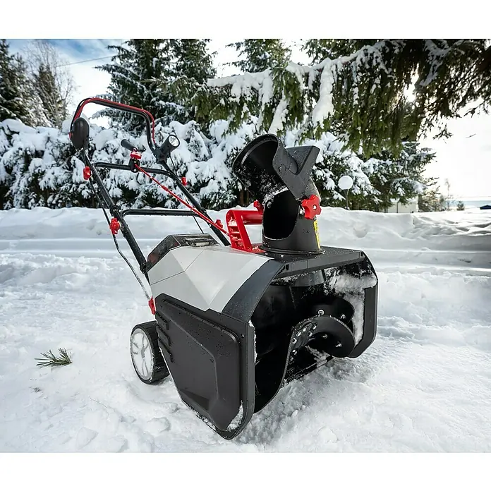 AL-KO 36V Akku-Schneefräse ST4048 - 40 V, 1 Akku, Arbeitsbreite: 48 cm - Eine Schneefräse steht im Schnee vor schneebedeckten Bäumen. Das Gerät ist grau, schwarz und rot.