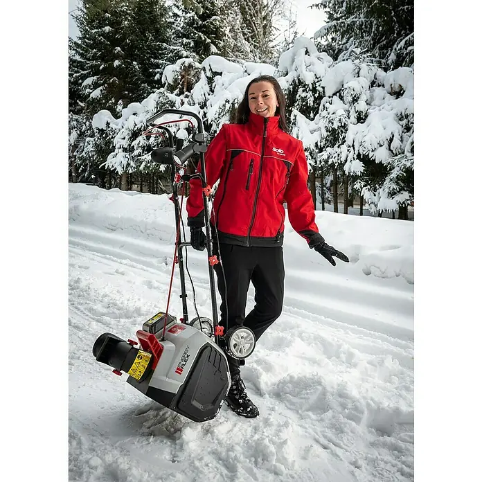 AL-KO 36V Akku-Schneefräse ST4048 - 40 V, 1 Akku, Arbeitsbreite: 48 cm - Frau mit Solo Schneefräse im Winter. Die SOLO Schneefräse Energy Flex ist kompakt und leistungsstark für den Winterdienst.