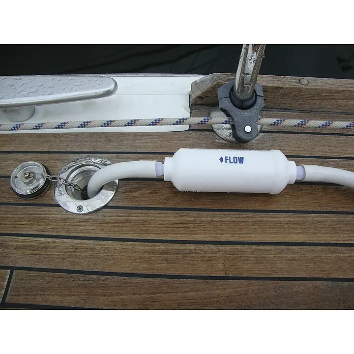 Yachticon Vorfilter Flow - Ø x L: 55 x 195 mm, 13 mm - Weißer Durchflusswasserfilter mit blauer Aufschrift "FLOW" an einer Wasserversorgungsanlage auf einem Boot.
