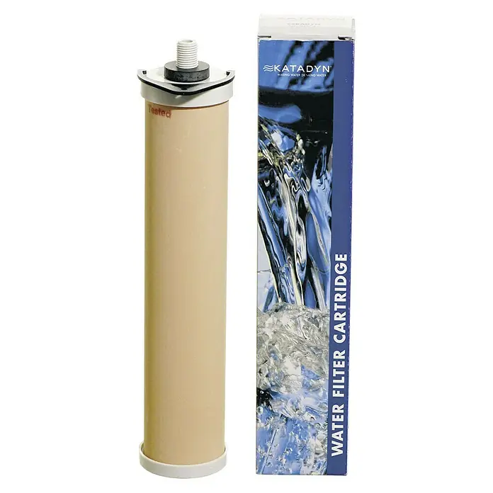 Katadyn Filterelement Ceradyn - Max. Fördermenge: 4 l/min - Katadyn Wasserfilterkartusche und Verpackung. Zu sehen ist eine beige Filterkartusche und die blaue Verpackung mit Wasserbild.