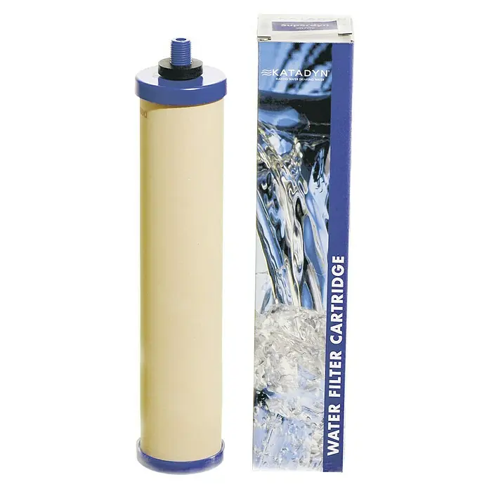Katadyn Filterelement Superdyn - Max. Fördermenge: 8 l/h - Ein Katadyn Wasserfilter und die dazugehörige Verpackung. Der Wasserfilter sorgt für sauberes Trinkwasser bei Outdoor-Aktivitäten.