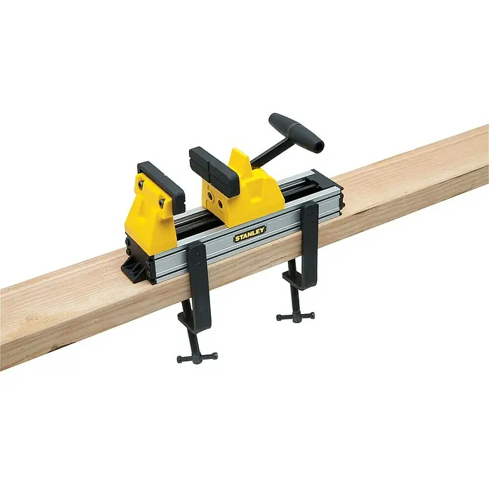Stanley Schraubstock 0-83-179 - Spannweite: 115 mm, Kunststoff - Nahaufnahme einer Stanley Holzklemme, die an einem Holzbrett befestigt ist, ideal zum Sichern von Werkstücken.