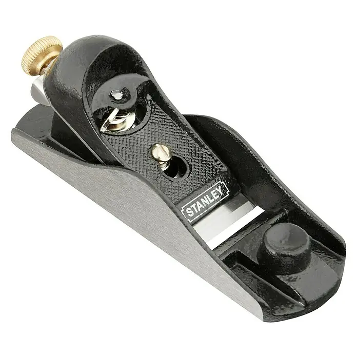 Stanley Hobel Nr. 220 - Schneidwinkel: 21 ° - Nahaufnahme eines Stanley-Hobelmesser, ein Werkzeug für präzises Holzbearbeitung, mit einem goldenen Knopf und einem schwarz lackierten Körper.