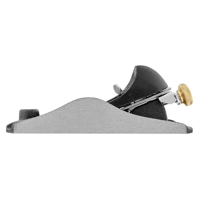 Stanley Hobel Nr. 220 - Schneidwinkel: 21 ° - Nahaufnahme einer Hobelbank, die die feinen Details des Werkzeugs hervorhebt. Ideal für Holzbearbeitungsprojekte.
