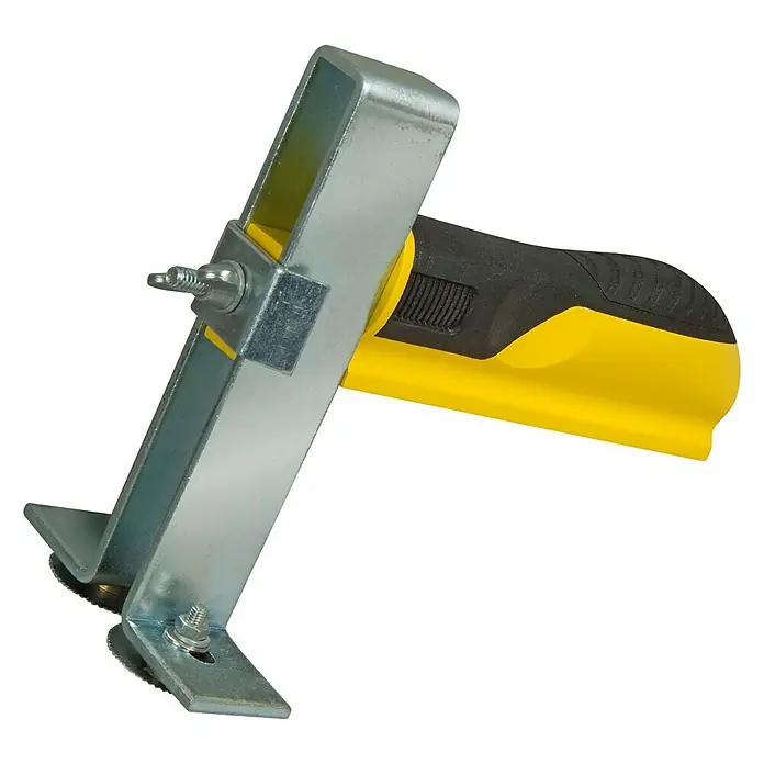 Stanley Streifenschneider STHT1-16069Schnittbreite: 125 mm - Nahaufnahme eines Fliesenschneiders mit gelbem Griff und silberner Metallschiene auf schwarzem Hintergrund.