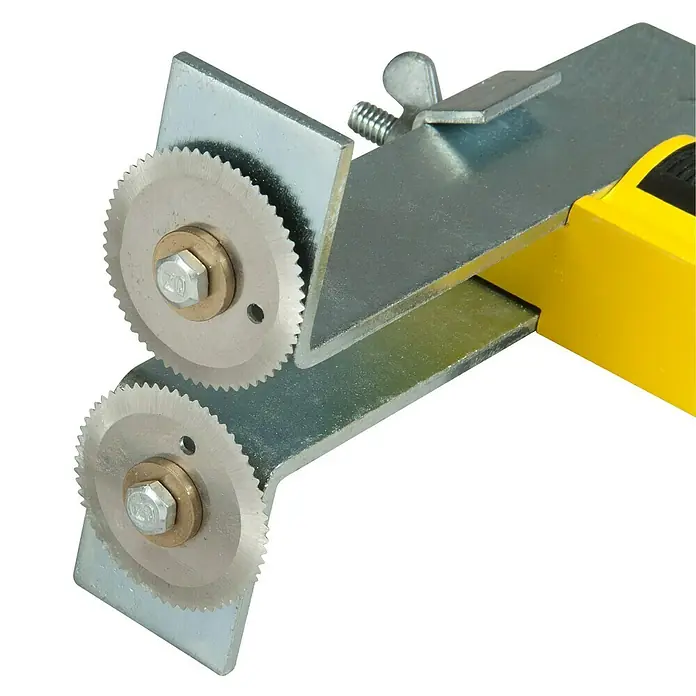 Stanley Streifenschneider STHT1-16069 - Schnittbreite: 125 mm - Nahaufnahme des Kantenschneiders für Blechbearbeitung, der saubere, präzise Schnitte ermöglicht. Ideal für professionelle Anwendungen.