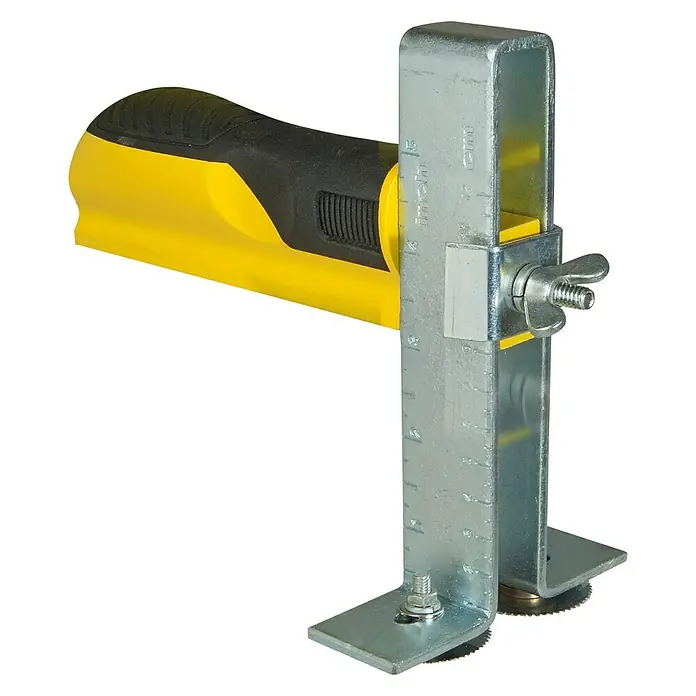 Stanley Streifenschneider STHT1-16069Schnittbreite: 125 mm - Nahaufnahme eines gelben und schwarzen Keramikfliesenschneiders mit Metalleinsatz und Messskala vor schwarzem Hintergrund.