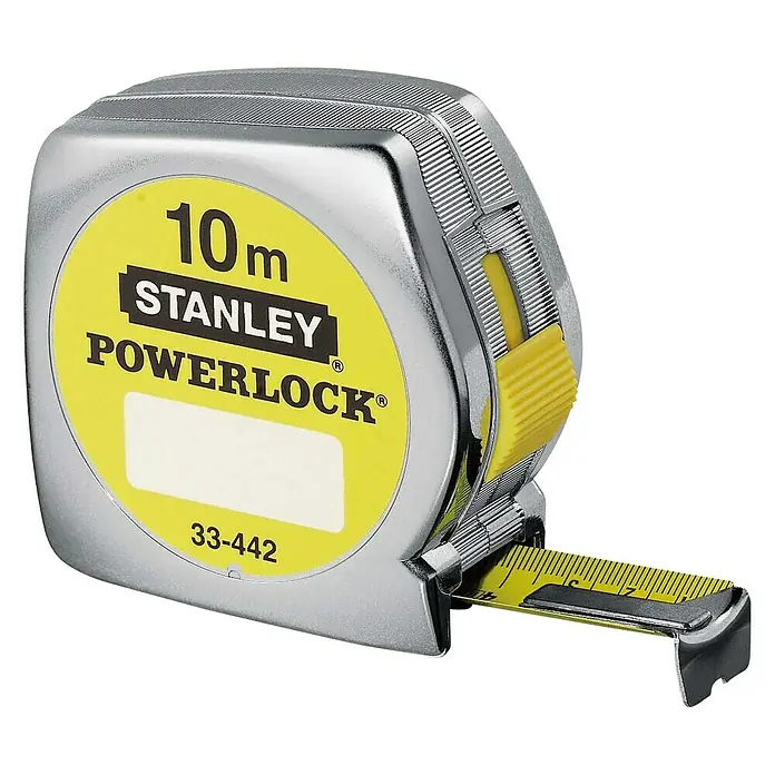 Stanley Kapselmaßband PowerLock - 10 m - Nahaufnahme eines Stanley Powerlock 10m Rollbandmaßes vor schwarzem Hintergrund.