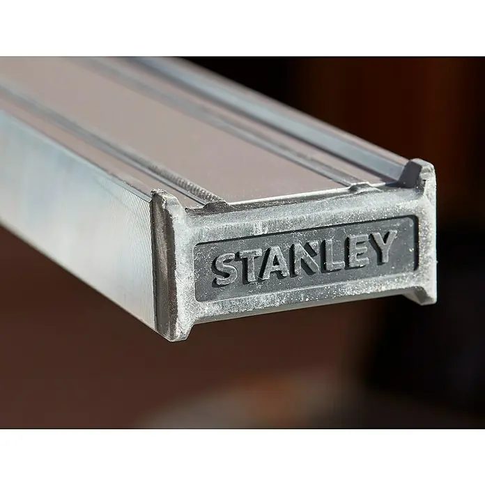 Stanley FatMax Wasserwaage Pro - Länge: 120 cm, Anzahl Libellen: 3 Stk. - Detailaufnahme eines Stanley-Werkzeugs, das Robustheit und Präzision für Handwerker und Heimwerker verspricht.
