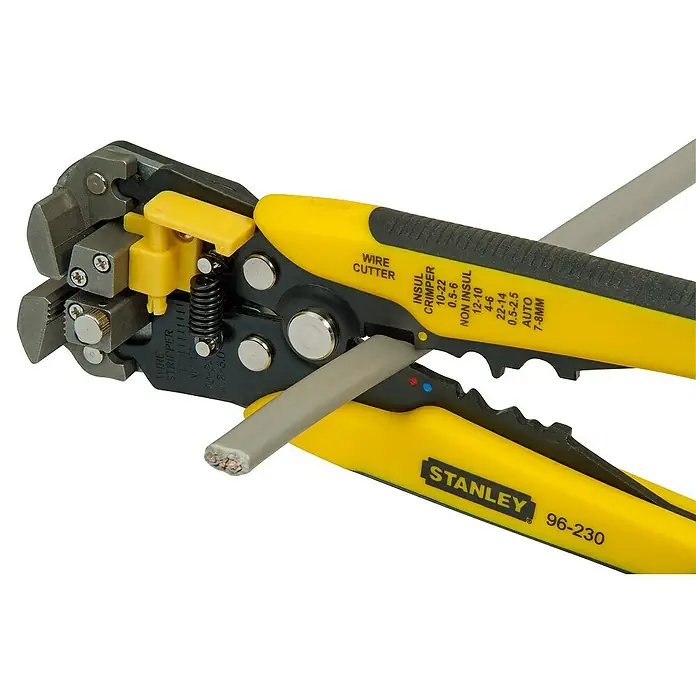 Stanley FatMax Abisolierzange - Länge: 21 cm - Eine Nahaufnahme einer Stanley 96-230 Abisolierzange mit gelben Griffen, die ein graues Kabel schneidet.