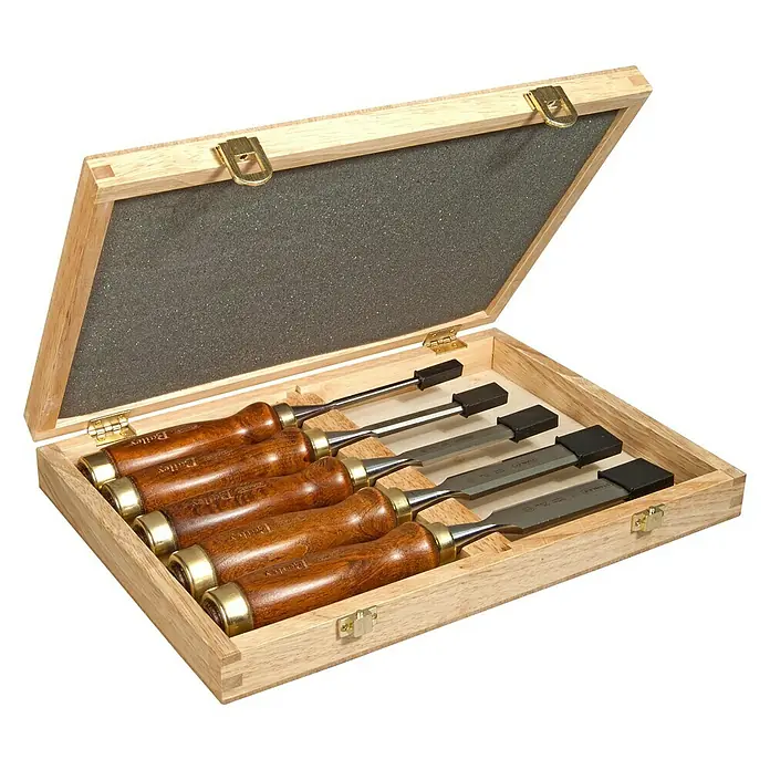 Stanley Bailey Stechbeitelsatz BAILEY - Eschenholz, 5 -tlg. - Ein offener Holzkasten zeigt eine Reihe von Stecheisen mit Holzgriffen und Schutzkappen. Ideal für Holzarbeiten.