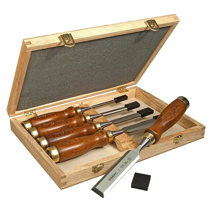 Stanley Bailey Stechbeitelsatz BAILEY - Eschenholz, 5 -tlg. - Eine Nahaufnahme eines Satzes von Stanley-Stecheisen mit Holzgriffen in einer Holzbox mit grauem Schaumstoffeinsatz.