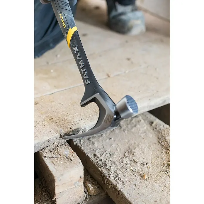 Stanley FatMax Demontagehammer ANTIVIBE - Länge: 410 mm - Ein Stanley Fatmax Hammer wird verwendet, um Holz zu entfernen. Das Werkzeug ist robust und ideal für Abbauarbeiten.