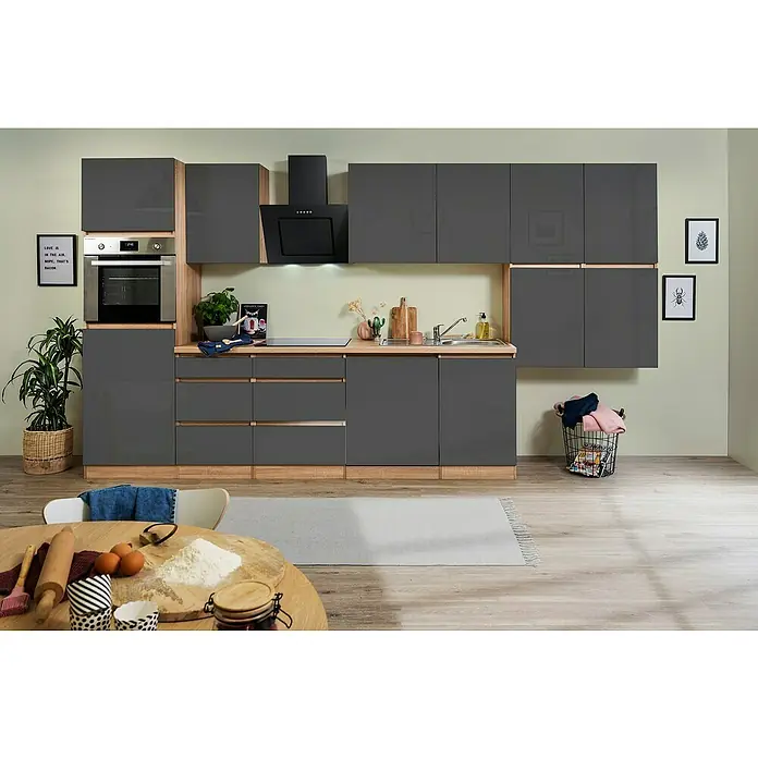 Respekta Premium Küchenzeile Lorena - Breite: 380 cm, Grau, Hochglänzend, Dekor Arbeitsplatte: Holzoptik, Mit Elektrogeräten - Moderne Küche mit grauen Schränken, Holzakzenten und einer Kücheninsel mit Backutensilien, die eine stilvolle und funktionale Raumatmosphäre schafft.