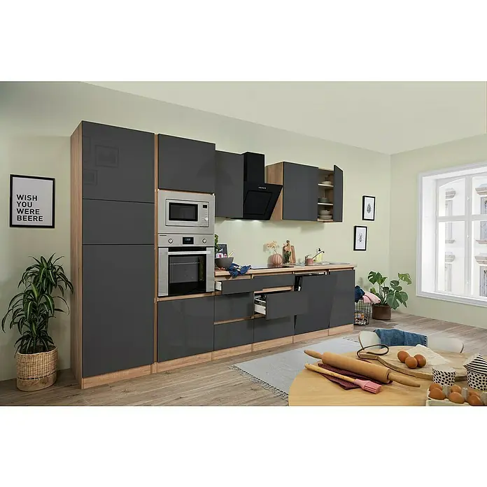 Respekta Premium Küchenzeile Lorena - Breite: 345 cm, Grau, Hochglänzend, Dekor Arbeitsplatte: Holzoptik, Mit Elektrogeräten - Küchenzeile in Grau mit Holzelementen, ausgestattet mit Einbaugeräten wie Mikrowelle und Backofen. Im Vordergrund Zutaten zum Backen.