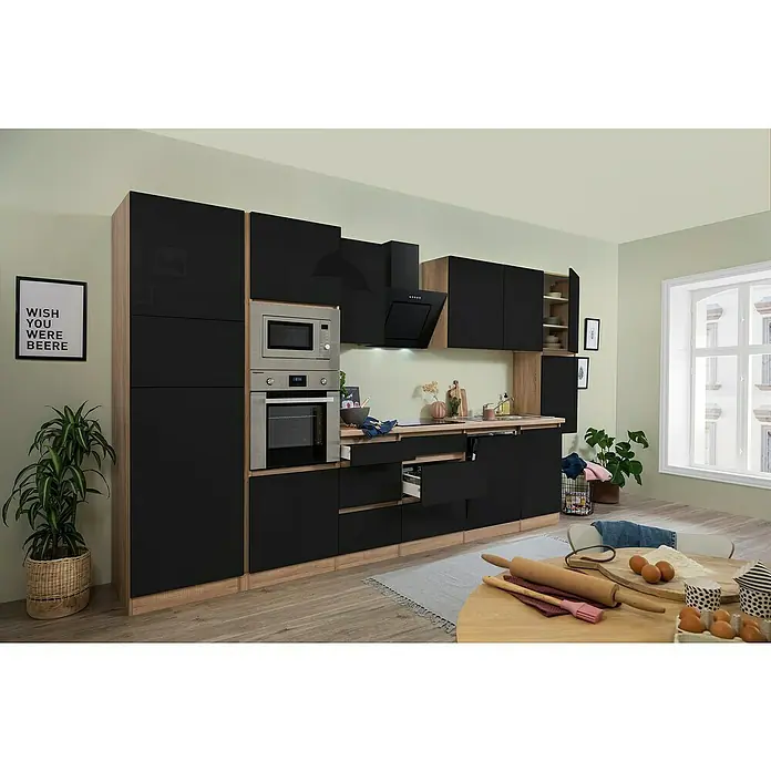 Respekta Premium Küchenzeile Lorena - Breite: 395 cm, Schwarz, Hochglänzend, Dekor Arbeitsplatte: Holzoptik, Mit Elektrogeräten - Elegante Küche mit schwarzen Schränken und Holzdetails, inklusive Mikrowelle und Backofen, die ein modernes Ambiente schaffen.