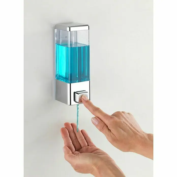 Wenko Dispensador de jabón o gel desinfectante Istres - Plástico, Cromo, Capacidad del depósito: 320 ml - Dispensador de jabón cromado montado en la pared con contenido azul accionado por una mano para dispensar jabón.