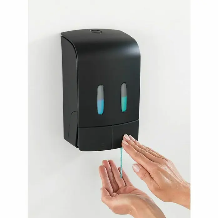 Wenko Dispensador de desinfectante Tartas - 960 ml, Plástico, Negro - Dispensador de jabón líquido negro para pared con dos indicadores de nivel y una persona dispensando jabón.