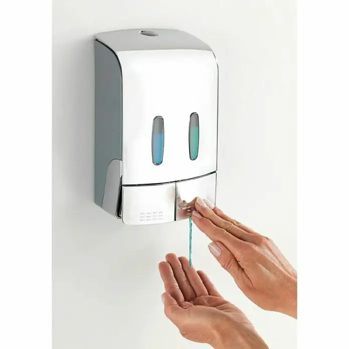 Wenko Dispensador de jabón Tartas - Plástico, Cromo, Capacidad del depósito: 960 ml - Dispensador de jabón de pared con dos compartimentos y manos dispensando jabón.