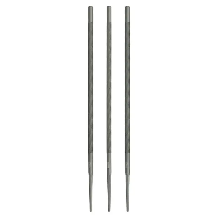 Oregon Juego de limas K5 - 3 ud., Diámetro: 5,5 mm - Primer plano de tres limas Oregon para motosierra utilizadas para afilar motosierras, sobre un fondo negro.