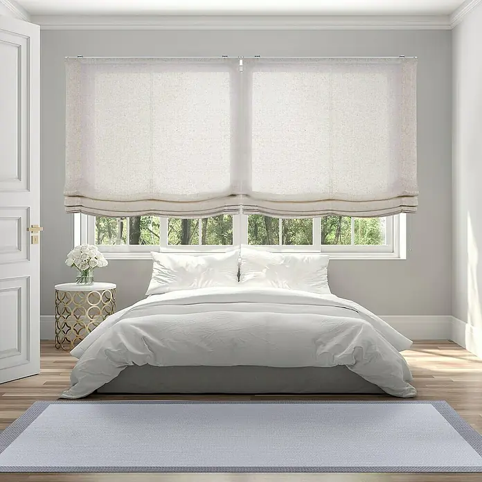 Estor enrollable Paqueto Linum - An x Al: 90 x 175 cm, Lino, Unicolor - Dormitorio luminoso con una alfombra de color claro y una cama con ropa de cama blanca. Persianas de tela que cubren las ventanas filtran suavemente la luz.