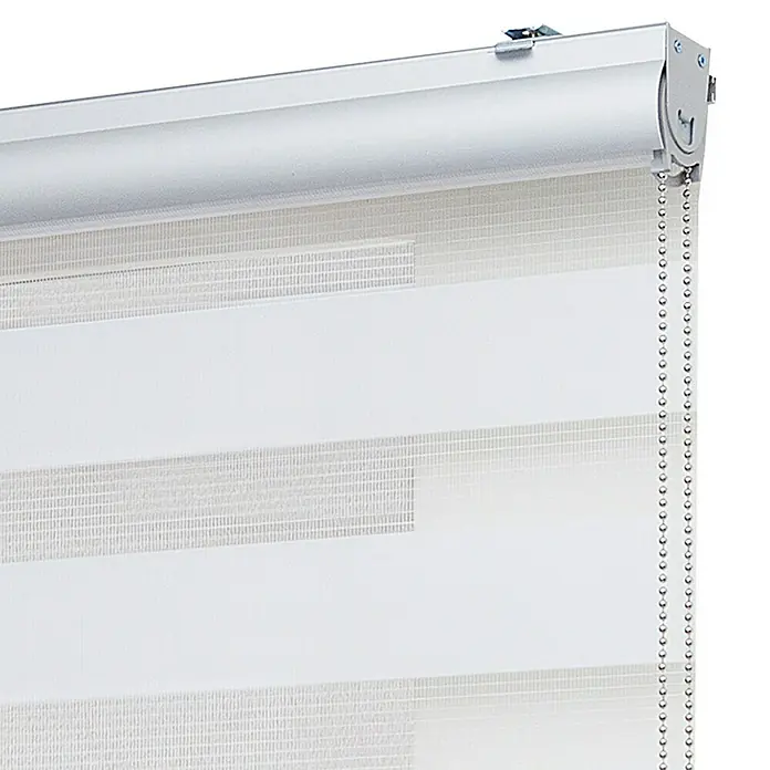 Estor noche y día Platinum - An x Al: 80 x 250 cm, Blanco - Primer plano de un estor enrollable dúo blanco con control de cadena, que ofrece un diseño elegante y moderno para la decoración de ventanas.