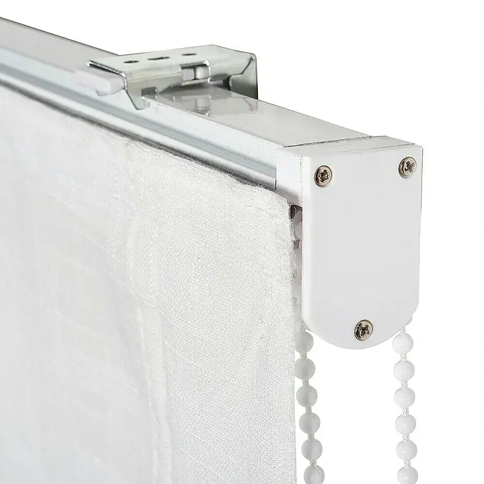 Estor enrollable Paqueto Linum - An x Al: 90 x 190 cm, Blanco, Unicolor - Primer plano de un estor enrollable blanco con riel plateado y tapón final blanco con cordón de cuentas para su funcionamiento.