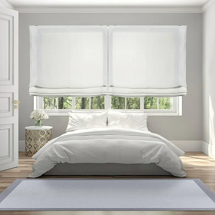 Estor enrollable Paqueto Linum - An x Al: 90 x 190 cm, Blanco, Unicolor - Elegante dormitorio con cortinas romanas blancas que filtran la luz suave creando un ambiente tranquilo. Alfombra gris que completa la decoración.