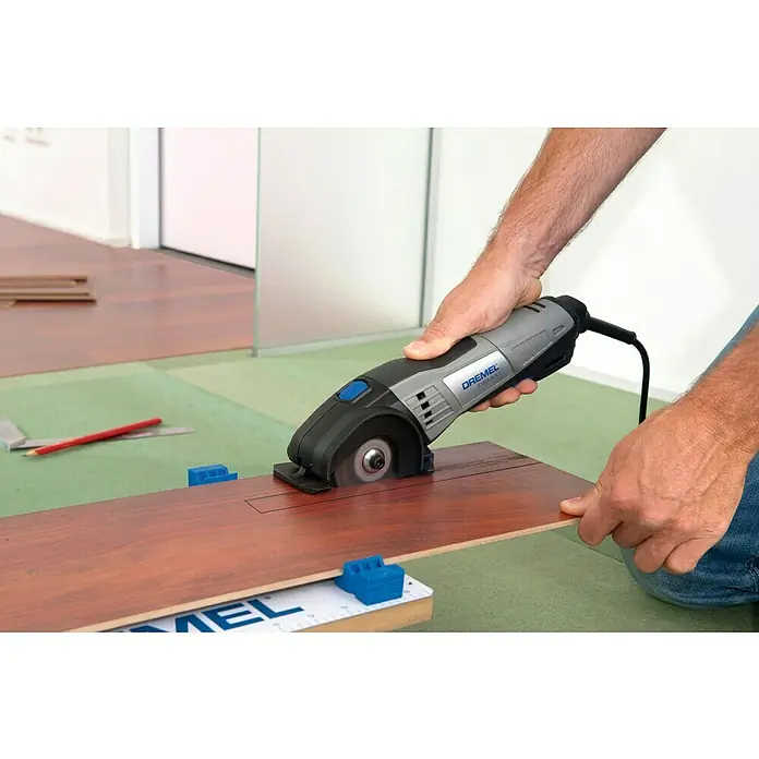 Dremel Disco de corte de carburo DSM 500 - Diámetro disco: 77 mm, Apto para: Madera, Profundidad de corte: 20 mm, 1 ud. - Una sierra circular Dremel cortando un pedazo de madera. Esta herramienta es ideal para cortes precisos en proyectos de bricolaje.