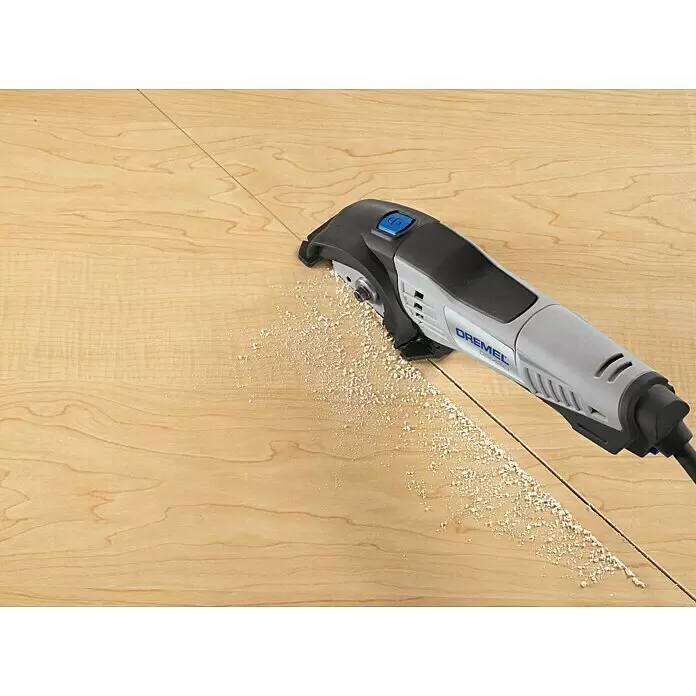 Dremel Disco de corte de carburo DSM 500 - Diámetro disco: 77 mm, Apto para: Madera, Profundidad de corte: 20 mm, 1 ud. - Una sierra compacta Dremel DSM20 gris y negra corta una línea en madera clara, produciendo aserrín.