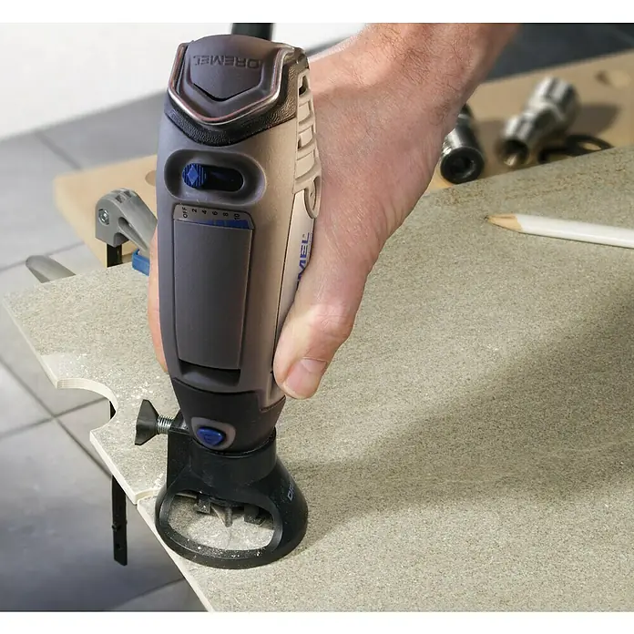 Dremel Fräsvorsatz Mod. 566 - Geeignet für: Keramikfliesen, Arbeitstiefe: 19 mm - Eine Nahaufnahme eines Dremel-Werkzeugs mit Fräsaufsatz, das zum Bearbeiten eines Werkstücks verwendet wird. Präzision und Vielseitigkeit in einem Werkzeug.