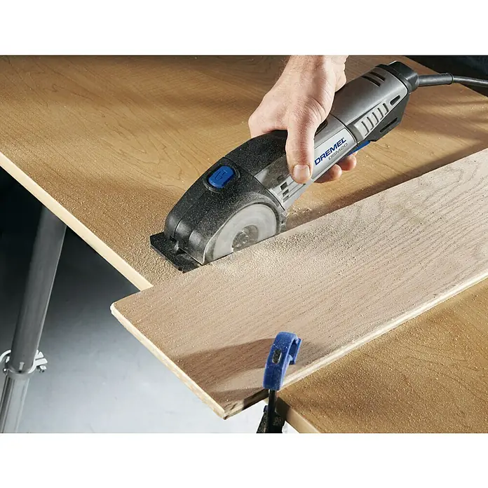 Dremel Karbid-Trennscheibe DSM 600 - Durchmesser Scheibe: 77 mm, Schnitttiefe: 20 mm - Der Dremel DSM20 im Einsatz, der mühelos durch Holz schneidet, während er von einer Hand geführt wird. Präzise Schnitte leicht gemacht.