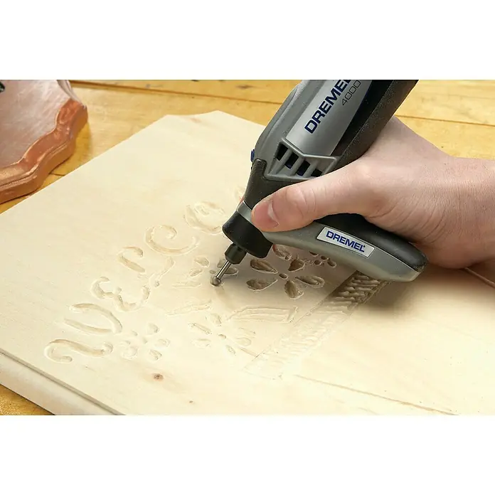 Dremel Präzisionshandgriff Mod. 577 - Passend für: Dremel Multifunktionsgeräte - Nahaufnahme eines Dremel 4000 Werkzeugs, das zum Gravieren eines Holzstücks verwendet wird.