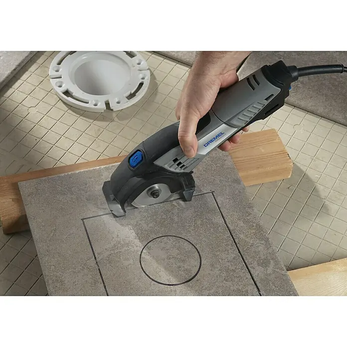 Dremel Diamant-Trennscheibe DSM 540 - Durchmesser Scheibe: 77 mm, Geeignet für: Keramikfliesen, Schnitttiefe: 20 mm - Dremel DSM20 Kompaktsäge schneidet präzise ein Loch in eine Fliese.