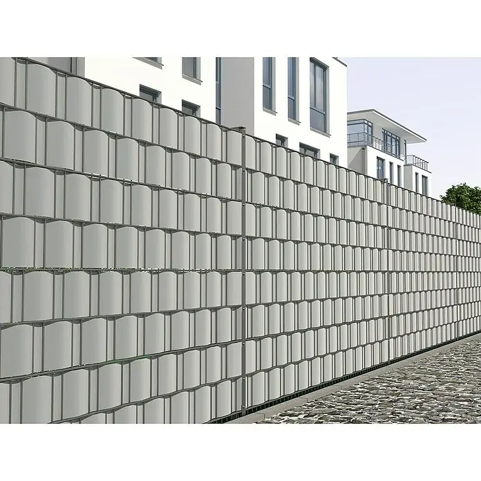 Hadra Sichtschutzstreifen - 250 x 190 cm, Grau - Nahaufnahme eines modernen, blickdichten Zaunsystems mit grauen Sichtschutzstreifen und Metallrahmen, das Privatsphäre und Design vereint.