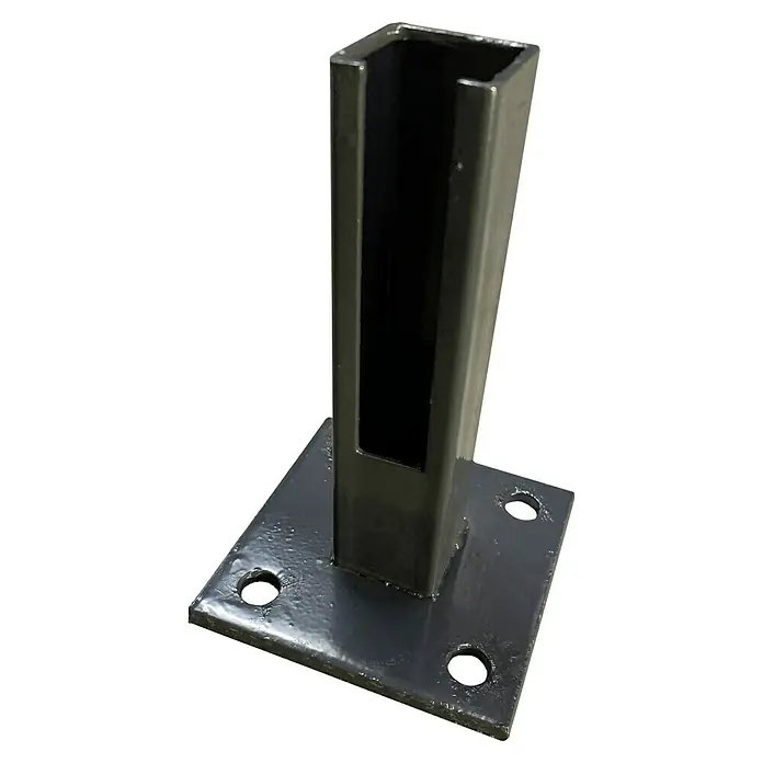 Hadra Pfostenträger - Passend für: Zaunpfosten 40 x 40 mm - Nahaufnahme einer geschlitzten Metallstütze mit quadratischer Grundplatte und Befestigungslöchern, ideal für Bauprojekte.