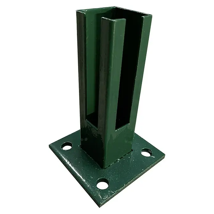 Pfostenträger - Passend für: 50 x 50 mm Pfosten - Nahaufnahme eines grünen quadratischen Pfostenfußes mit einem geschlitzten Pfosten und einer quadratischen Grundplatte mit Schraubenlöchern.