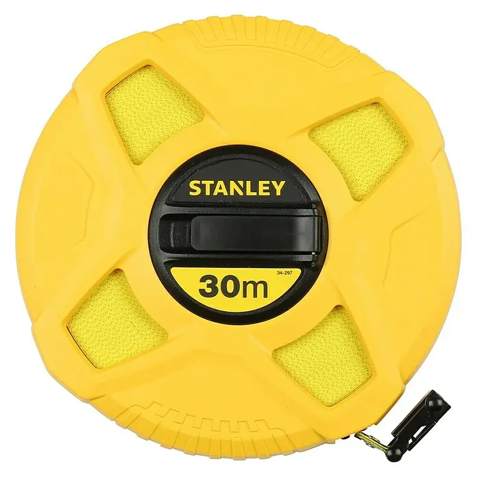 Stanley Kapselmaßband Fiberglas - Länge Maßband: 30 m - Nahaufnahme eines gelben Stanley 30m Maßbandes mit schwarzem Griff und gut sichtbarer Längenangabe auf schwarzem Hintergrund.