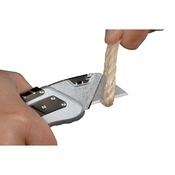 Stanley Taschenmesser Quickslide - 8,7 cm, Silber/Schwarz - Ein silbernes Teppichmesser schneidet ein Seil, wobei die Klinge und das robuste Design des Messers im Fokus stehen.