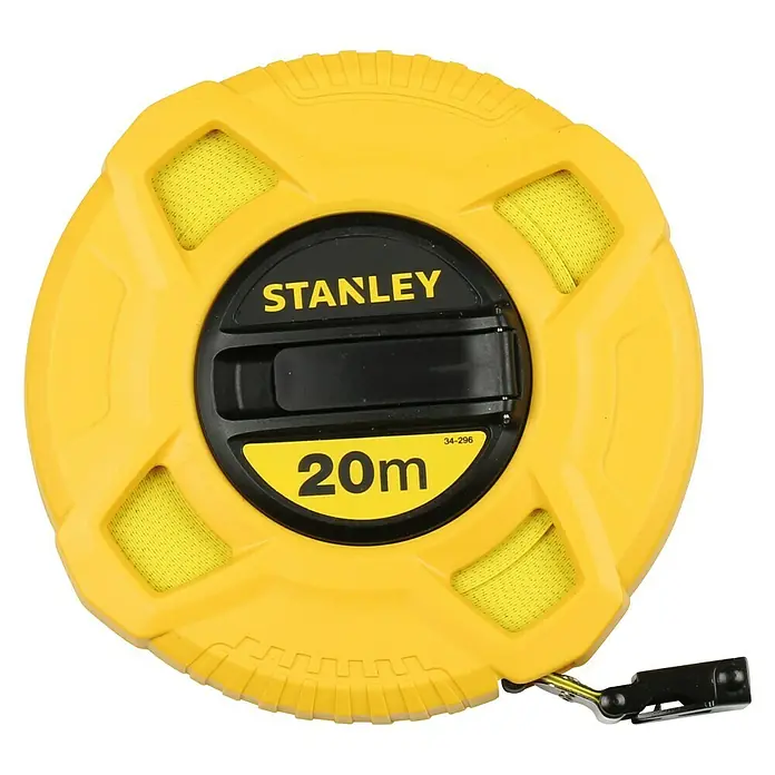 Stanley Kapselmaßband Fiberglas - Länge Maßband: 20 m - Nahaufnahme eines gelben Stanley 20m Bandmaßes mit schwarzem Mittelteil und schwarzem Clip auf schwarzem Hintergrund.