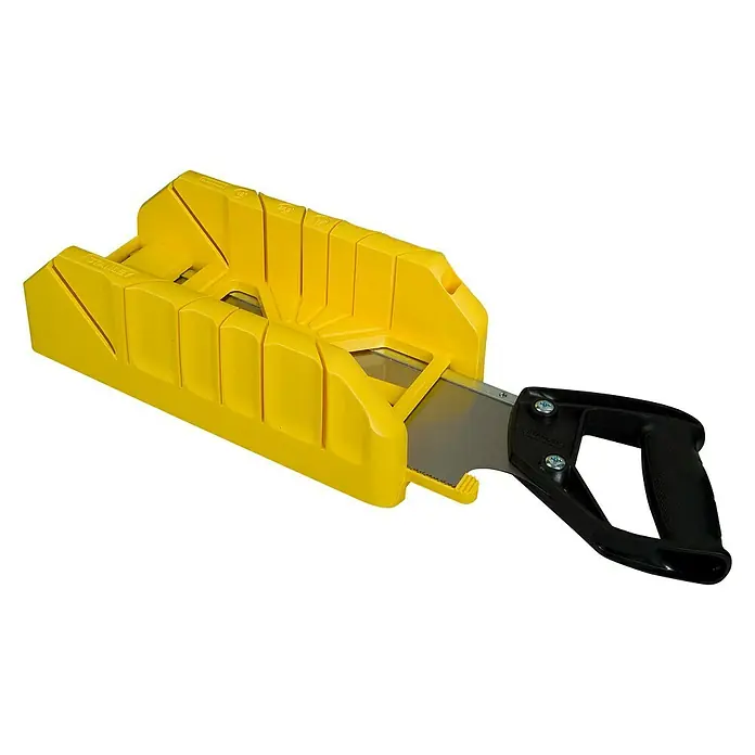 Stanley Gehrungsschneidladen-Set - Blattlänge: 355 mm, 350 x 143 x 95 mm - Das Bild zeigt eine gelbe Schneidlade mit einer Handsäge, die für präzise Schnitte in verschiedenen Winkeln verwendet wird.