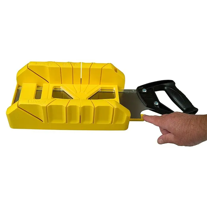 Stanley Gehrungsschneidladen-Set - Blattlänge: 355 mm, 350 x 143 x 95 mm - Gelbe Stanely Gehrungslade mit Handsäge, die für präzise Schnitte bei Holzbearbeitungsprojekten verwendet wird. Ein unverzichtbares Werkzeug!